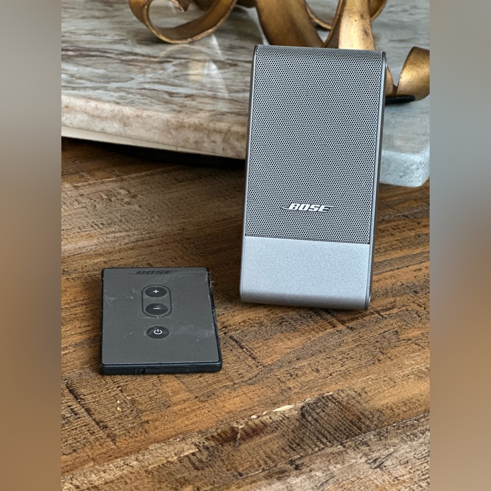 Bose computers music monitor 
1 speaker with remote